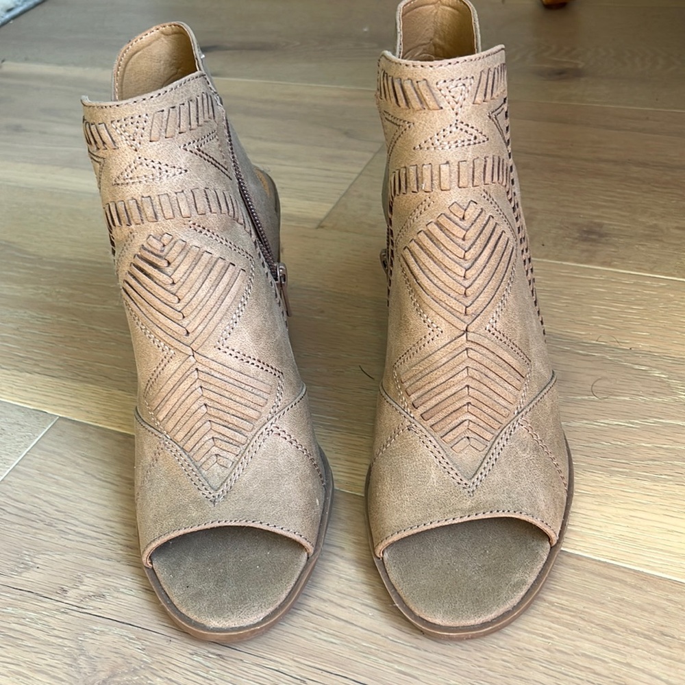Universal Thread Shoes